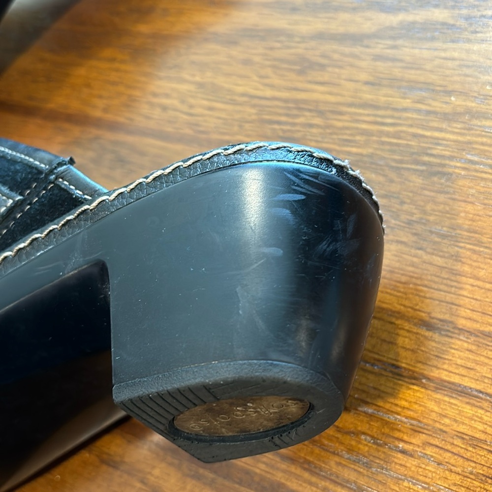 Softspots Leather Clogs - Picture 12 of 14
